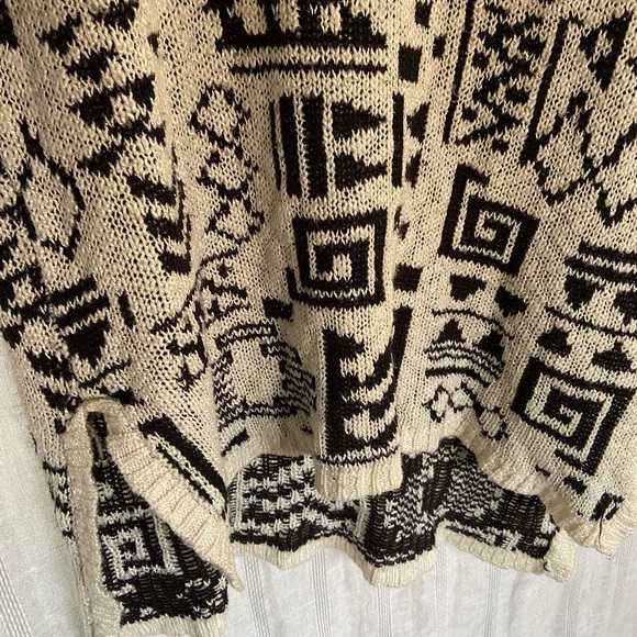 H&M cropped sweater. Hi-lo cut. - Picture 3 of 5